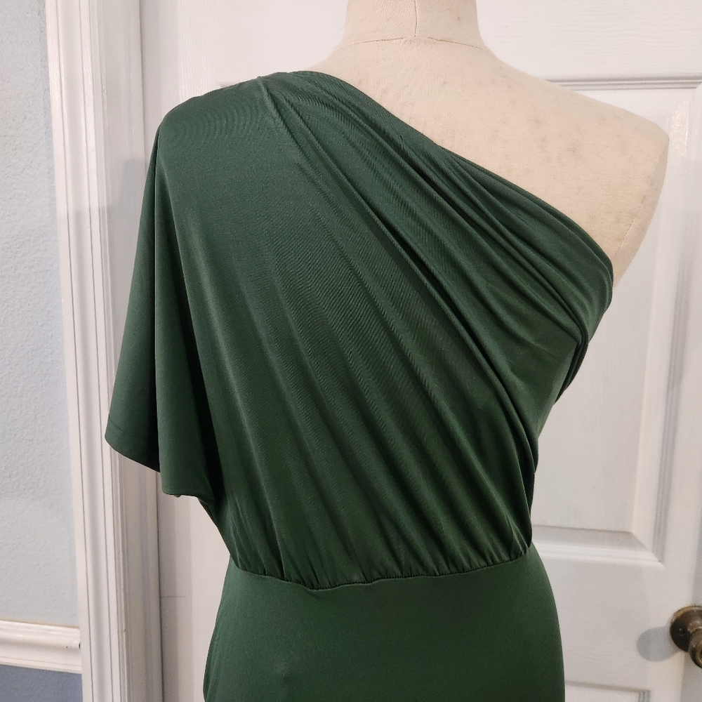 Elegant One-Shoulder Green Dress - Picture 10 of 16